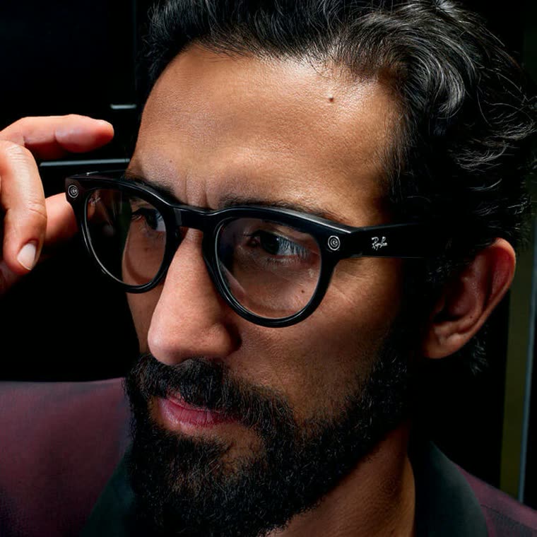 Homem usando Ray-Ban Meta com grau