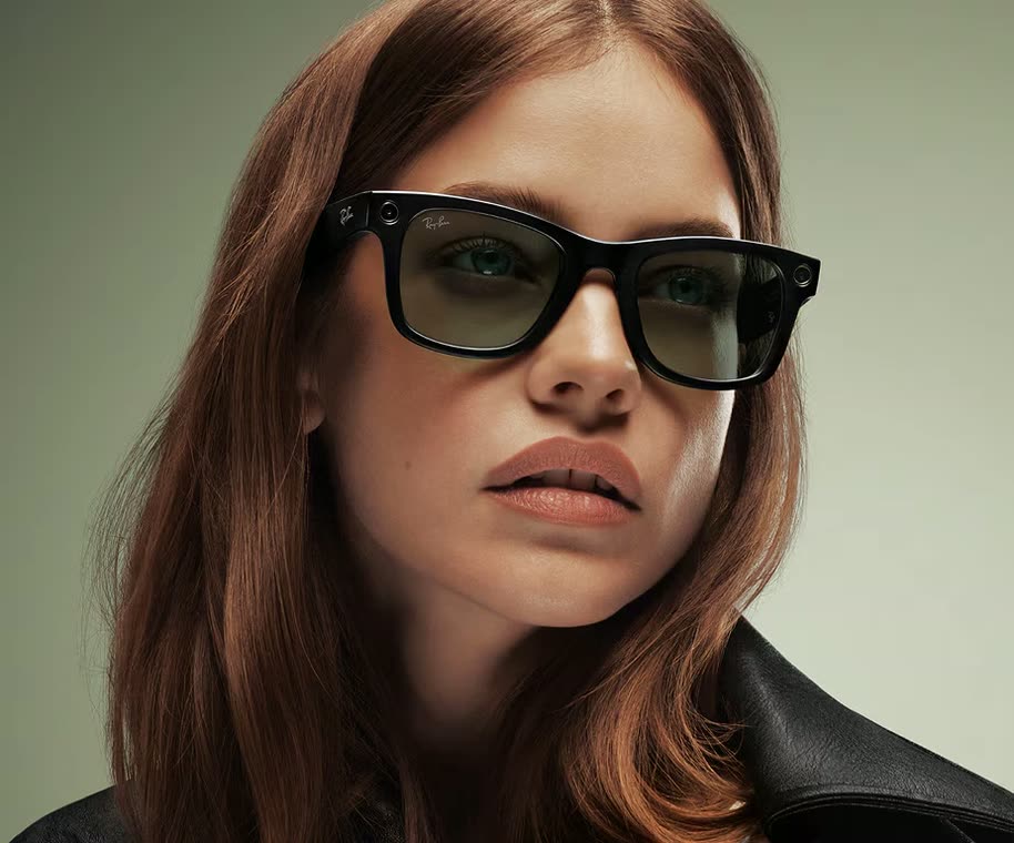 Mulher usando Ray-Ban Meta
